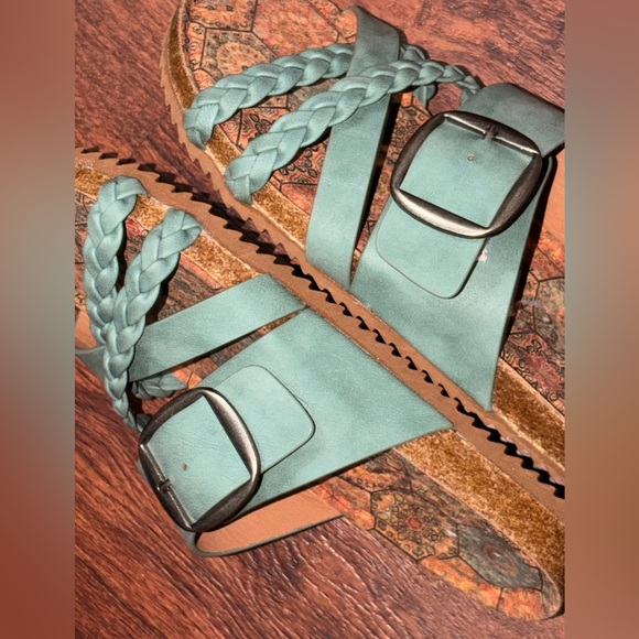 Sandals - Picture 9 of 10